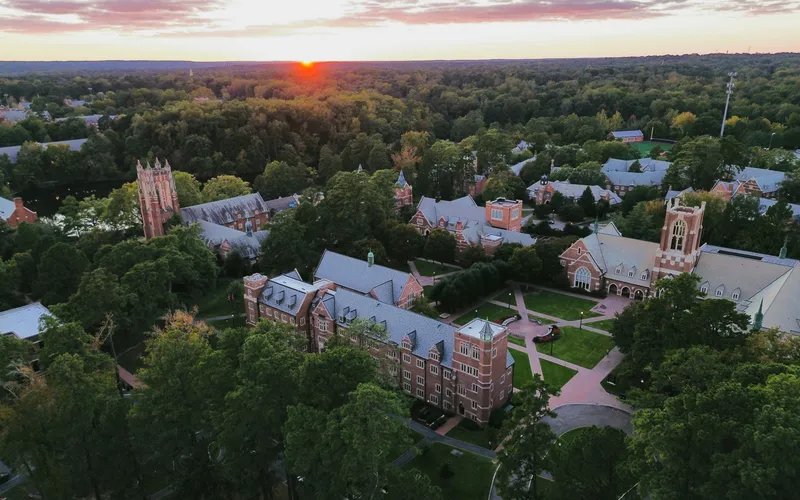 Edificios del campus de la Universidad de Richmond al atardecer